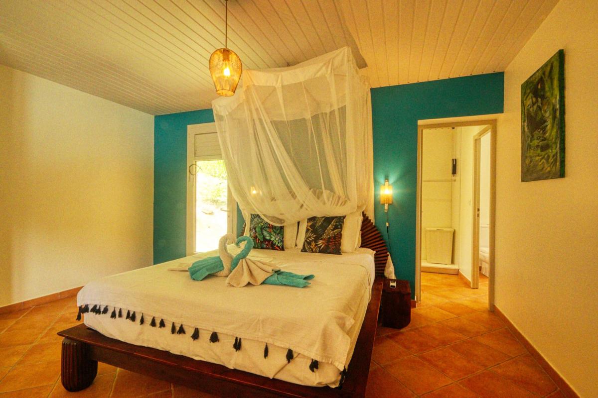 19Location villa piscine le diamant martinique_chambre 1 et dressing